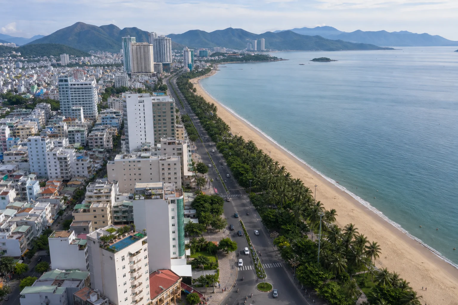 나트랑 해변 도로와 도심 숙박 구역을 함께 내려다본 풍경