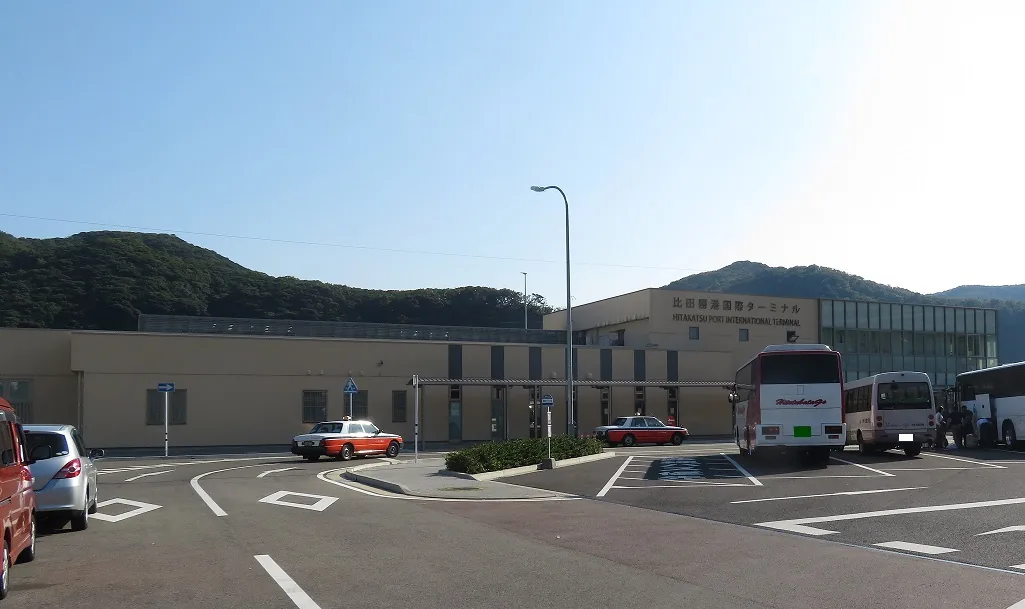 히타카츠항 국제터미널 건물 앞 택시와 버스가 서 있는 승강장